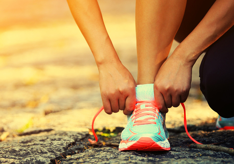 Personne laçant ses chaussures