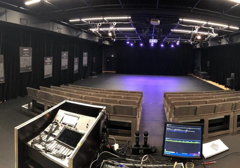 Salle dotée d’une surface totale de 300 m², dont 240 m² dédiés à la pratique, avec une hauteur sous Gril de 4 m ; équipée d’un plateau de scène et d’un plancher de danse, de gradins modulables, d’une régie son et lumière, de matériel vidéo et de rideaux opaques