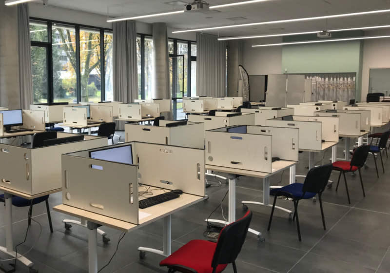 Bureaux avec ordinateurs