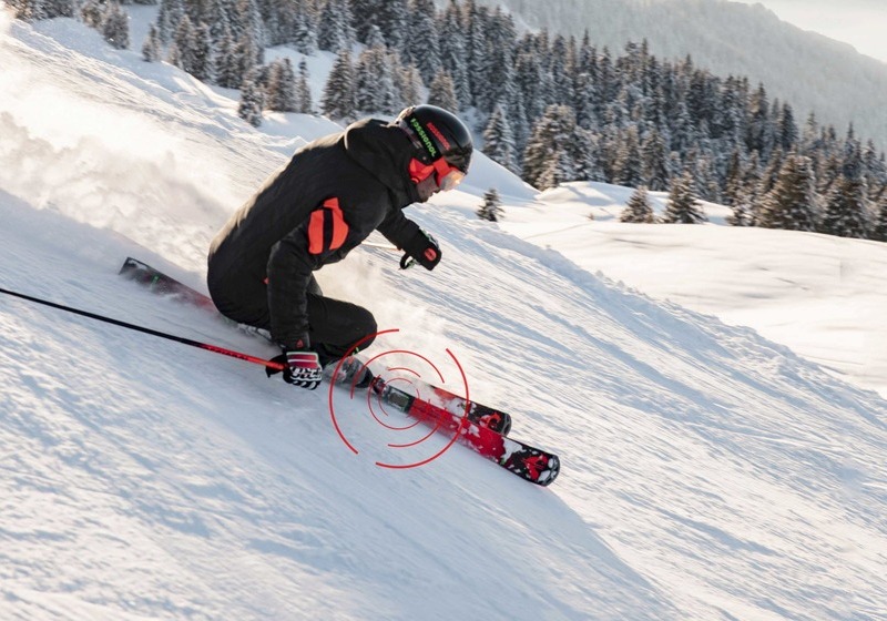 Skieur descendant une pente