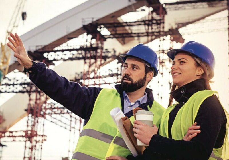 Techniciens levant la main au ciel