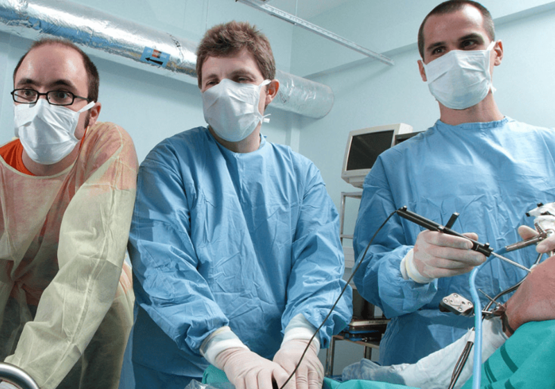 Chirurgiens en opération